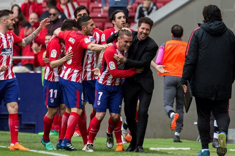 Antoine Griezmann festeja con Diego Pablo Simeone\u002E