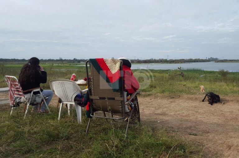 Una familia desesperada aguarda al borde del río por un pescador desaparecido (LT10)