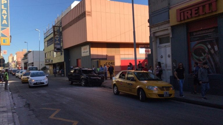 El incendio de la camioneta ocurrió en pleno centro de Córdoba y los daños fueron casi totales.