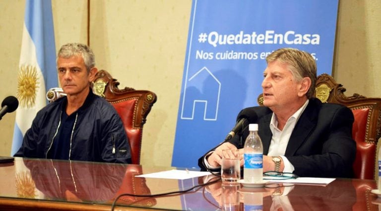 El gobernador junto a su vice durante la conferencia de prensa (Vía Santa Rosa)