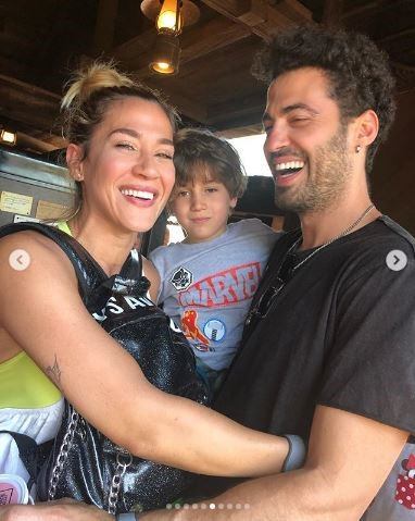 Jimena Barón se divirtió mostrando cómo su hijo se cuela en el medio de las fotos que intenta sacarde junto a su pareja Mauro Caiazza