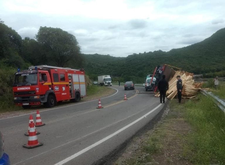 El camión transportaba maderas.