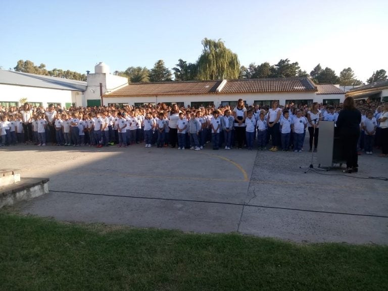 Acto de inicio del ciclo lectivo en la Escuela 27 de Tres Arroyos