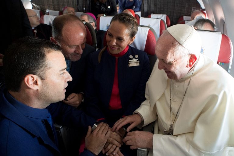 HANDOUT - El papa Francisco celebra el matrimonio de dos tripulantes, Carlos Ciuffardi (izq.) y Paola Podest, a bordo de un avión en el vuelo entre Santiago de Chile e Iquique el 18/01/2018.
(ATENCIÓN · Para utilizar únicamente con fines editoriales, en referencia a la cobertura actual de este tema y mencionando el crédito indicado.)
(Vinculado al reportaje de dpa "La historia de Carlos y Paula, la pareja que casó el papa en el avión") Foto: Divisione Produzione Fotografica/Vatican Media/dpa - Use solamente con el acuerdo por escrito +++ dpa-fotografia +++