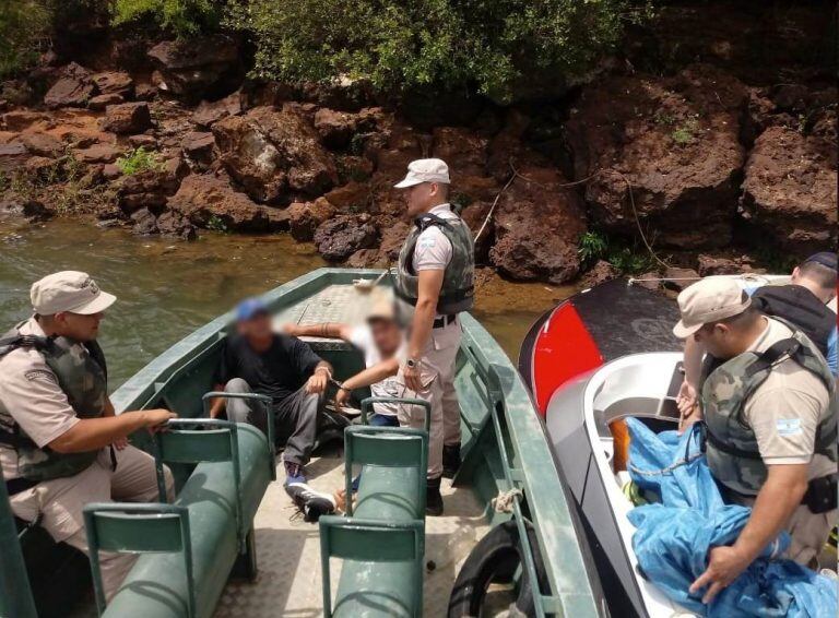 Persecución en medio del río dejó dos detenidos y un importante cargamento de marihuana.