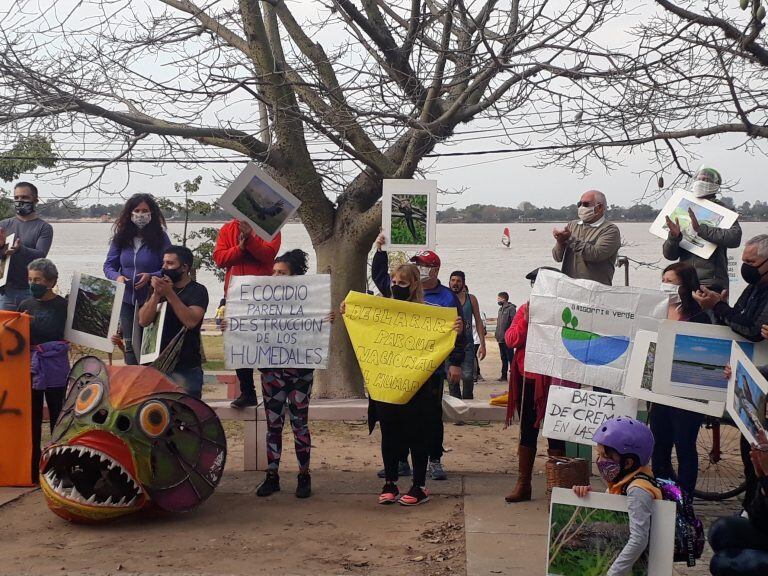 Fuerte y colorida protesta en la Rambla por las quemas en las islas (@jorgelahiba)