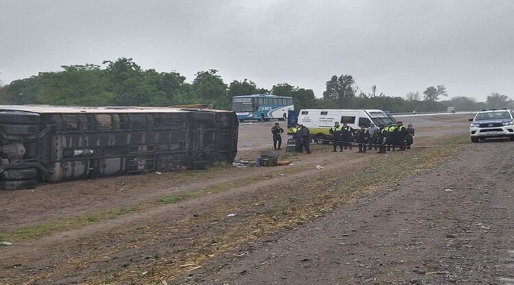 Colectivo volcó en la autopista Tucumán-Famaillá a la altura del Mercofrut.