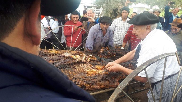 El tradicional corte a la vaquillona, un rito que encabeza Rolo (Facebook Altolaguirre)