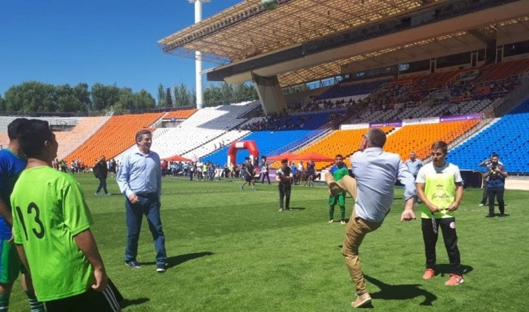 Puntapié inicial de Federico Chiapetta, el balón terminó pegando el travesaño de uno de los arcos.