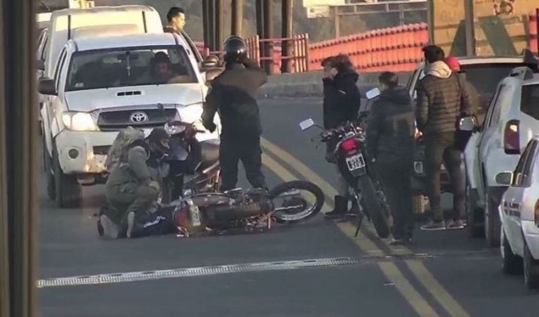 Demoras en el puente Belgrano por dos accidentes de tránsito. (Foto: Twitter)