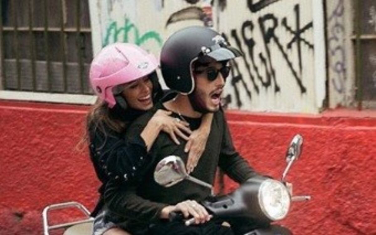 Sebastián Yatra y Tini Stoessel tuvieron un accidente en moto
