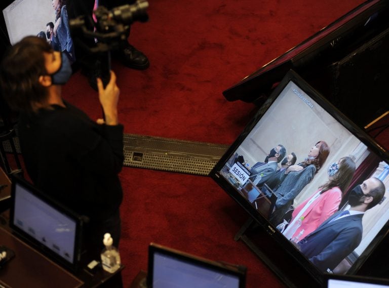 Santiago Cafiero jefe de gabinete brindando su primer informe en el Senado de la nación.