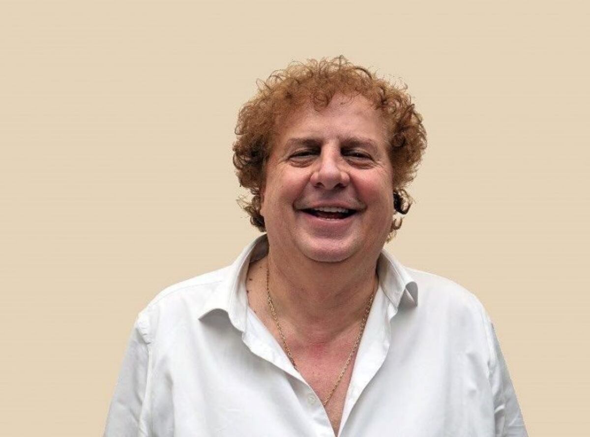 Marucha, falda y damajuana: los pergaminos de un candidato a presidente de Central