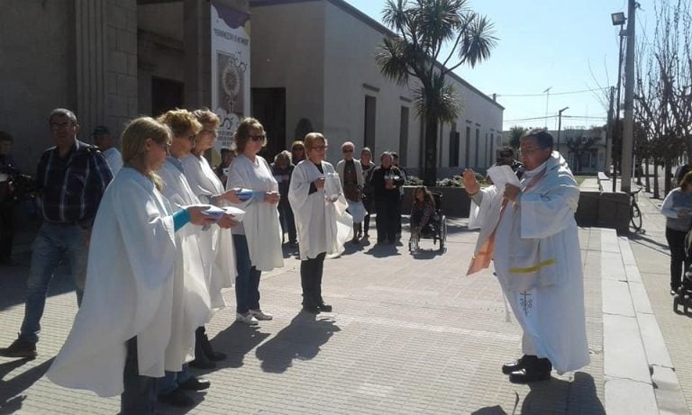 El cura de Sampacho bendijo con camiones regadores al pueblo. (FM Identidad de Sampacho)