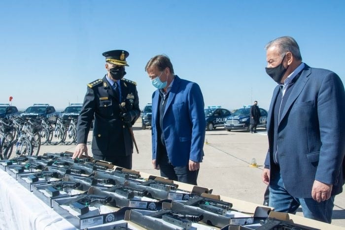 El gobernador Suarez presentó el equipamiento para la Policía de Mendoza.