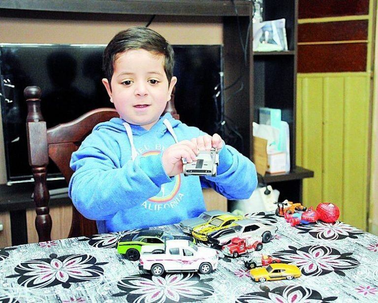 Mateo quedó ciego en abril y sus papás lo quieren curar. Foto: Martín Gómez