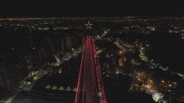 El arbolito de Navidad del Faro del Bicentenario en Córdoba volvió a armarse este 8 de diciembre.