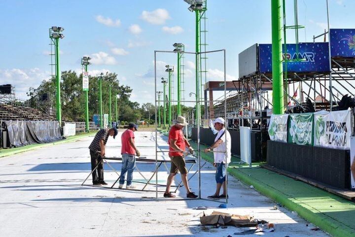 Operarios se encuentran trabajando en el corsódromo desde el domingo.