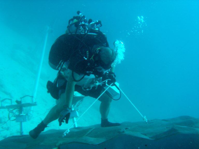 Esta imagen del archivo de la NASA muestra a un buzo NEEMO simulando el anclaje a una superficie de asteroide en el laboratorio de investigación submarina Aquarius en Key Largo, Florida. Crédito: AFP PHOTO / HO / NASA.