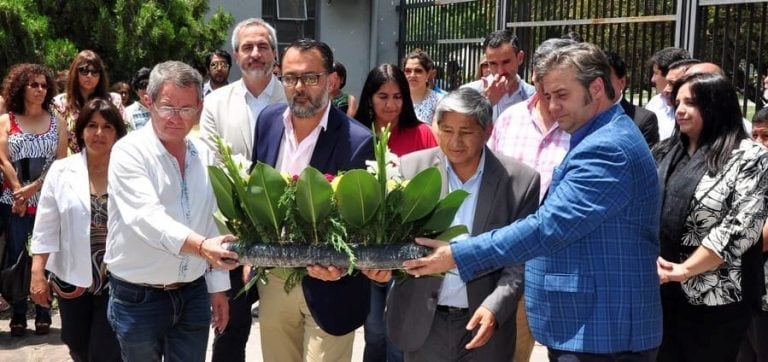 En la "Plaza de la Democracia " del edificio central de la Municipalidad de San Salvador de Jujuy, homenajearon a Raúl Alfonsín, quien fuera el primer presidente después del golpe de estado de 1976.