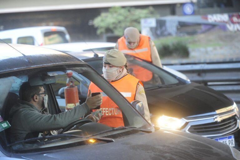 Controles de tránsito en el Puente Pueyrredón este lunes 1 de junio de 2020, día en el que debuta el nuevo permiso único de circulación en Capital Federal y provincia de Buenos Aires. (Clarín)