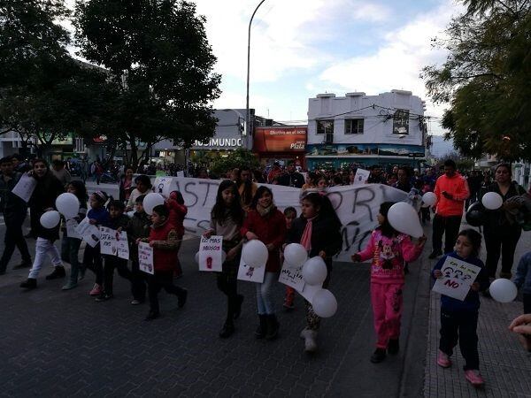 Los carteles de los vecinos reclamaban por la responsabilidad del Estado y cambio en la legislación vigente