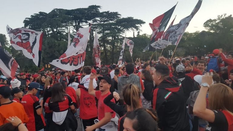 Los hinchas que se quedaron en Rosario también participaron del Banderazo.