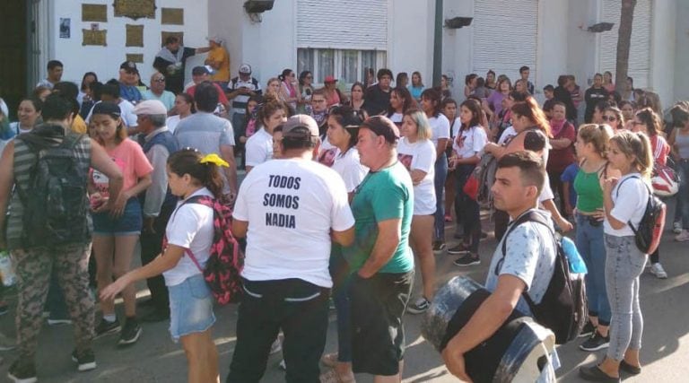 Los manifestantes se concentraron frente a la Municipalidad (Vía Santa Rosa)