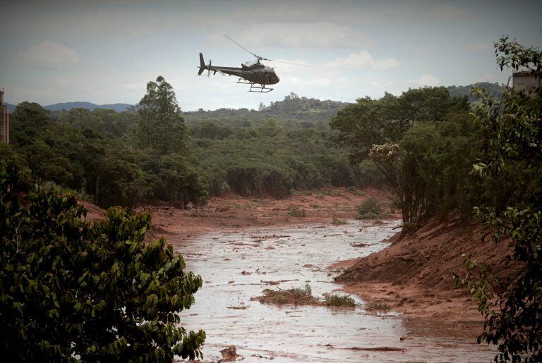 Bomberos trabajan este domingo durante las labores de búsqueda y rescate de las víctimas de la rotura de represa de la compañía Vale, en Brumadinho, municipio de Minas Gerais (Brasil)(EFE/Antonio Lacerda)