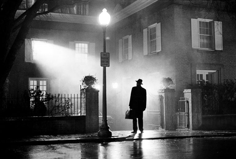 Max Von Sydow interpretando al padre Merrin silhouetted en "El Exorcista."  (AP Photo/Warner Home Video)