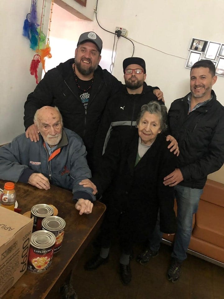 Juan Pablo Rodríguez, de la Fundación Un Tatuaje por una Sonrisa, visitó a los abuelos rosarinos que fueron abandonados.