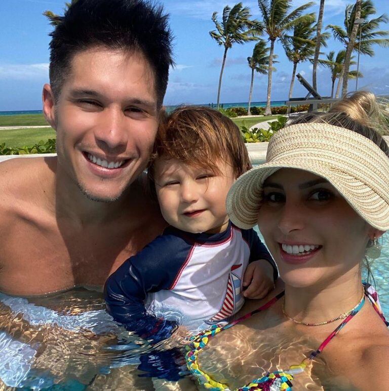 Chyno Miranda junto a su hijo y su esposa (Instagram/@chynomiranda)