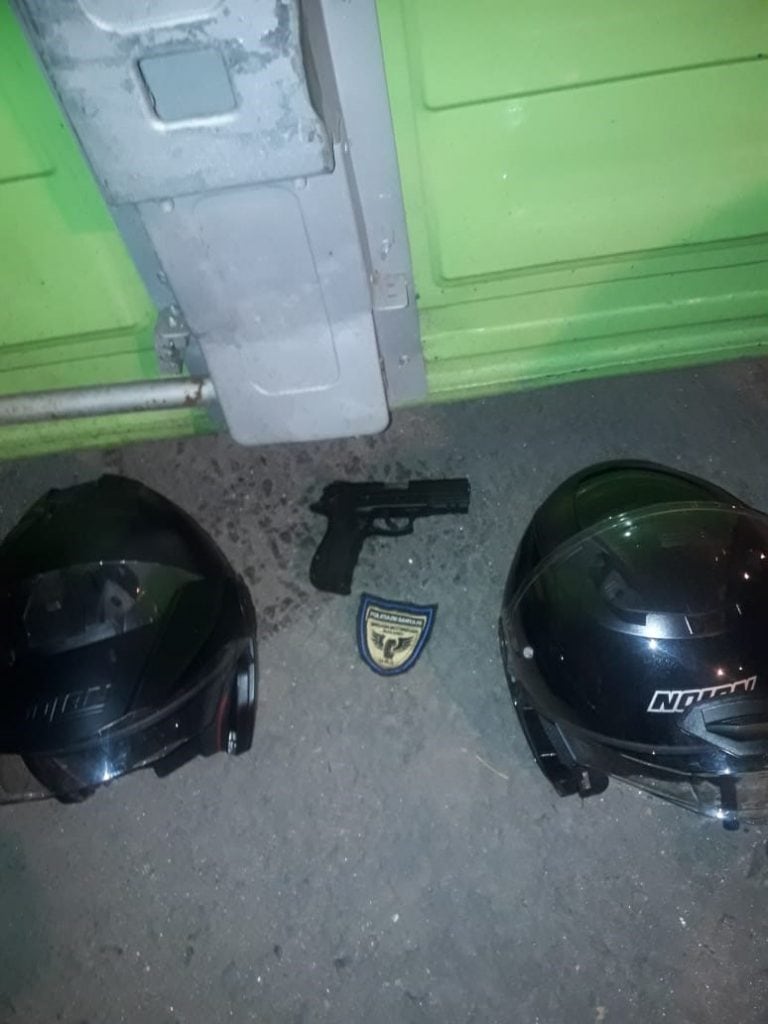 La policía secuestró un arma que los presuntos atacantes descartaron bajo un volquete. (Min. Seguridad)