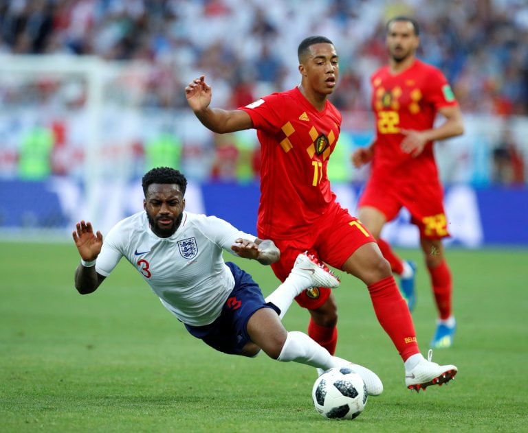 Danny Rose cae en un partido muy trabado