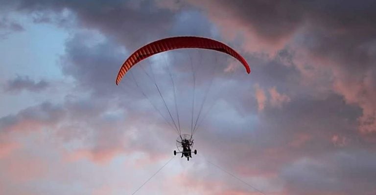 Fernando Pattaro, busca a Aarón desde el aire con su parapente.