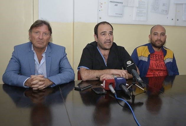 Leonel Anello, director del Hospital San Luis, Alejandro Ostrosky, jefe del servicio de Cirugía del Hospital de Moreno (Buenos Aires), y Eduardo Candelo, jefe de Residentes del Servicio de Cirugía del Hospital de Moreno.