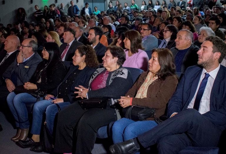 Legisladores, funcionarios y público en general, presentes en el Centro Cultural "Éxodo Jujeño"