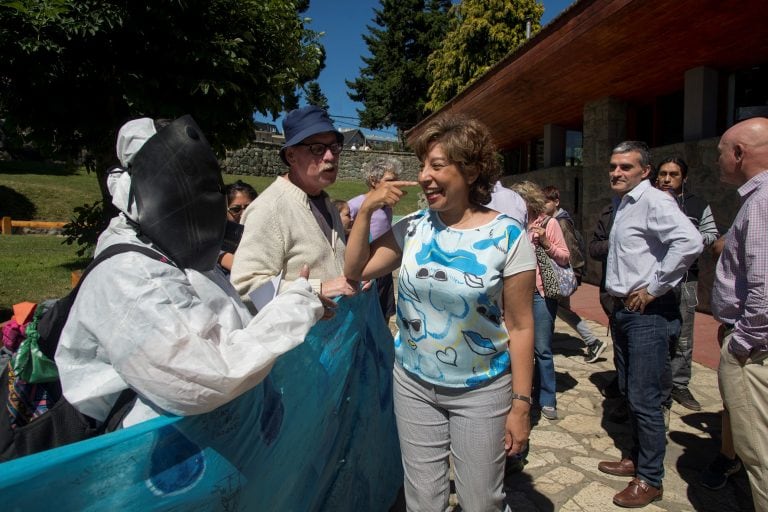 Carreras desisitió de la reunión porque uno de los manifestantes estaba enmascarado (web)