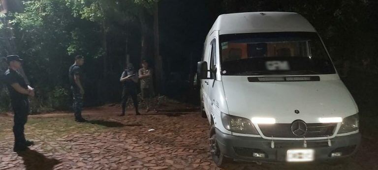 Anoche decomisaron un cargamento ilegal de importante valor en el barrio Santa Rosa de Iguazú.