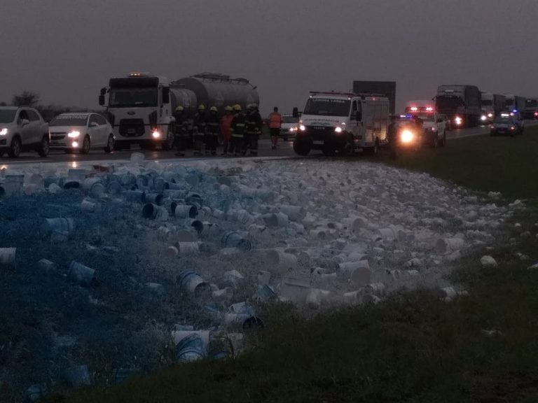 Choque autopista Córdoba Rosario - PH Bomberos Voluntarios Laguna Larga