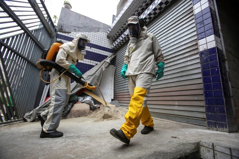 SAO PAULO (BRASIL), 04/02/2016.- Trabajadores de la Secretaría Municipal de Salud de Sao Paulo fumigan algunas viviendas hoy, jueves 4 de febrero de 2016, en un barrio de la zona norte de esta ciudad para prevenir posibles brotes del mosquito Aedes Aegypti, transimisor de los virus del Zika, Dengue y Chikunguña. EFE/Sebastião Moreira san pablo brasil  trabajadores fumigacion prevencion control de epidemia fumigacion virus zica Aedes Aegypti es el mosquito transmisor del virus del zika, dengue, chikungunya y la fiebre amarilla