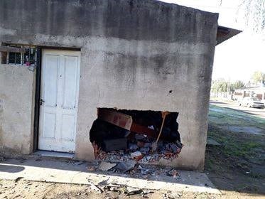 Agujero que quedó en la pared tras el impacto. (Flash 24)