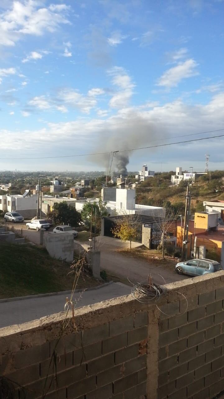 La Calera: Vista de la columna de humo cuando se producía el incendio.