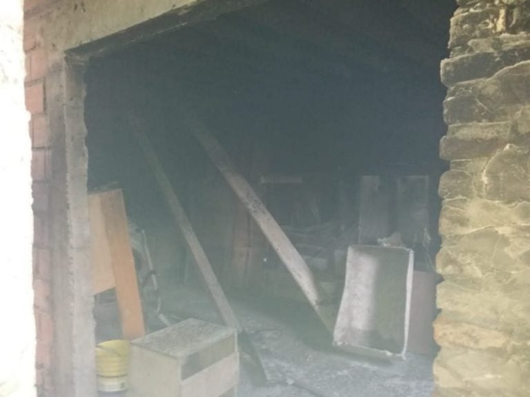 Un incendio destruyó un galpón y parte de una casa en Aldea Romana