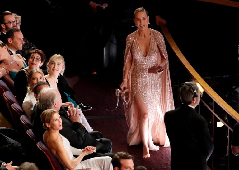 Brie Larson bajó descalza del escenario. (Foto: REUTERS)