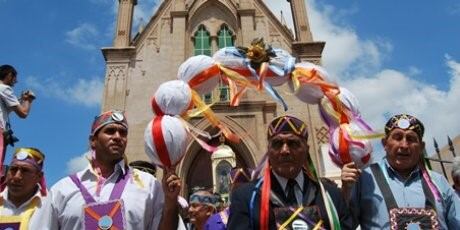 El Tinkunaco se realiza el último día de cada año en la ciudad de La Rioja. Es una de las celebraciones religiosas más importantes del país. En quechua significa "encuentro".