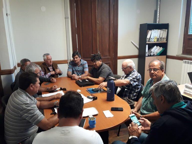 Reunión entre funcionarios municipales y organizadores de las 24 Horas de la Corvina Negra