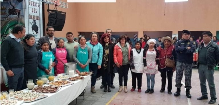 La delegación del Ministerio de Cultura y Turismo junto a las productoras durante el concurso del 38° Festival Folklórico del Queso y la Doma de Novillos.