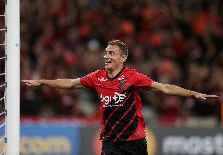 Marco Ruben celebra el tercer gol para Atlético Paranense y para su cuenta personal (Foto: REUTERS/Rodolfo Buhrer)