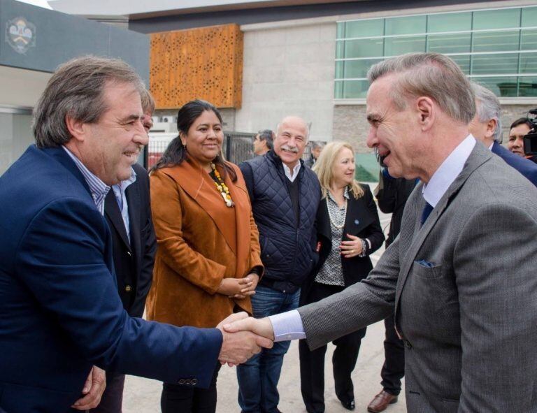 El diputado Alberto Bernis da la bienvenida al senador Pichetto, a su arribo al aeropuerto.